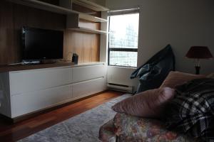 En TV eller et underholdningssystem på Your Vacation Home Downtown Vancouver