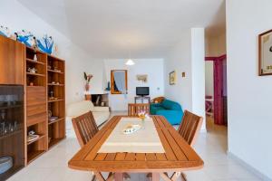 een eetkamer en een woonkamer met een tafel en stoelen bij La vista di Mondo in Torre Dei Corsari