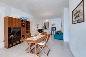 een eetkamer met een tafel en stoelen in een kamer bij La vista di Mondo in Torre Dei Corsari