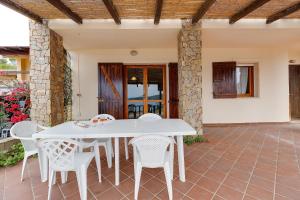 een witte tafel en stoelen op een patio bij La vista di Mondo in Torre Dei Corsari