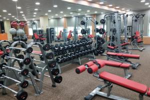 un gimnasio con un montón de equipos de ejercicios en Yogi Executive, Navi Mumbai, en Navi Mumbai