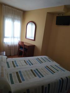 Postel nebo postele na pokoji v ubytování Hostal Guzman El Bueno by gaiarooms