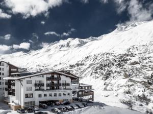 オーバーグルグルにあるホテル オリンピアの雪の中のホテル