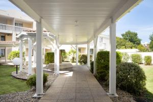 een witte pergola voor een huis bij Résidence SWEETLY Saint Augustin in Bordeaux