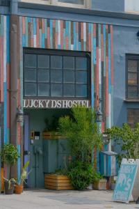 ein Gebäude mit einem Schild, das ein glückliches Bezirkskrankenhaus liest in der Unterkunft Lucky D's Youth and Traveler's Hostel in San Diego