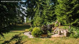 een tuin met een beek in het gras bij “Family аpart - Смолянски езера“ in Smolyan