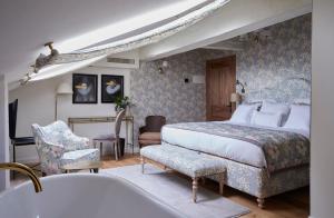 Cama ou camas em um quarto em Helguera Palacio Boutique & Antique