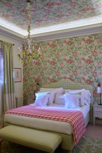 Cama ou camas em um quarto em Helguera Palacio Boutique & Antique