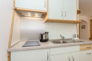 Una cocina o kitchenette en Sunnegg