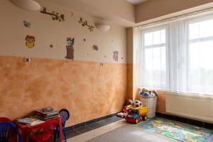 Una habitación para niños con una pared con pegatinas. en D-Hotel, en Gyula