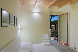 een slaapkamer met een bed en een deur naar een balkon bij Ravello House in Ravello