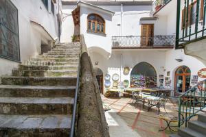 een trap naar een gebouw bij Ravello House in Ravello