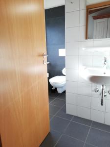 Bilik mandi di Dorfschänke DEGGENDORF Ferienwohnung,Appartement,Hotelzimmer