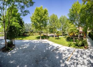 een lege oprit in een park met bomen bij Vecchio Granaio in Pisa