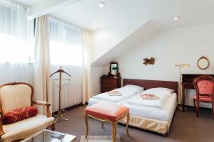 - une chambre avec deux lits et une chaise dans l'établissement Das Kleine Hotel in ruhiger Stadtlage, à Wiesbaden