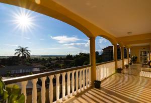 uma vista da varanda de uma casa em Karibu BB Suites em Entebbe