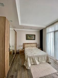 una camera con un letto e una grande finestra di Villa Old Batumi a Batumi