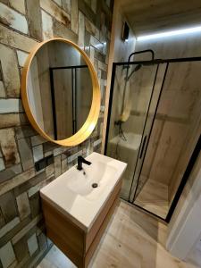 bagno con lavandino e specchio di Apartament Jurata Deluxe a Jurata