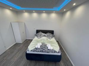 een slaapkamer met een bed in een witte muur bij CityGlückNms - Direkt am Bahnhof und Einkaufszentrum in Neumünster