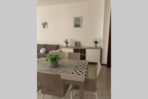 een eetkamer met een tafel en stoelen bij Lario Promenade: family friendly apartment in Como in Como