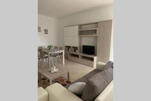 een woonkamer met een bank en een tafel bij Lario Promenade: family friendly apartment in Como in Como