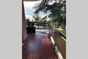 een balkon van een huis met uitzicht bij Lario Promenade: family friendly apartment in Como in Como