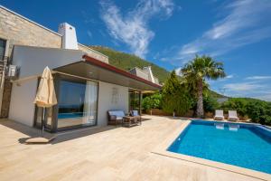 eine Villa mit einem Pool und einem Haus in der Unterkunft Villa Emilie Kas in Kaş