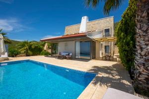 eine Villa mit einem Pool und einem Haus in der Unterkunft Villa Emilie Kas in Kaş