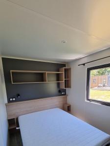 Posteľ alebo postele v izbe v ubytovaní Mobil Home XXL2 4 chambres - Camping Bordeaux Lac