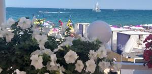 een bos witte bloemen op het strand bij Shalanda in Odessa