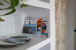 twee boeken op een plank naast een tafel bij Céntrico piso reformado con vistas a la Bahía in Santander