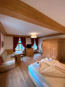 A bed or beds in a room at Rifugio Ospitale