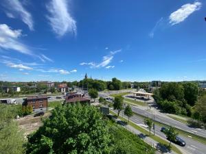 una vista aerea di una città con un cielo azzurro di Apartamenty Magia z bezpłatnym parkingiem a Rzeszów