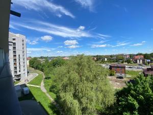 vista su un albero da un edificio di Apartamenty Magia z bezpłatnym parkingiem a Rzeszów