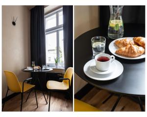 ソポトにあるMorning Light Sopot Apartmentの紅茶、クロワッサン