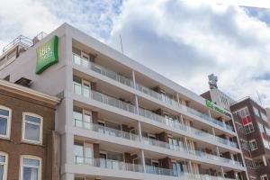 ibis Styles Den Haag Scheveningen في شيفيننغن: مبنى الفندق عليه علامة خضراء