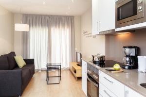 Feelathome Plaza Apartments tesisinde mutfak veya mini mutfak