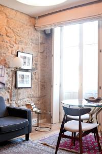 sala de estar con mesa y silla en Oporto Chic&Cozy - Ribeira, en Oporto