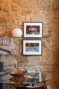 un comedor con una mesa de cristal y cuadros en la pared en Oporto Chic&Cozy - Ribeira, en Oporto