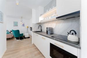 cocina con fregadero y fogones horno superior en Apartmán Ostrava, en Ostrava