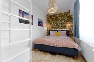 1 dormitorio con 1 cama con cabecero en Apartmán Ostrava, en Ostrava