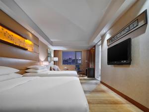 เตียงในห้องที่ Gehua New Century Hotel Beijing