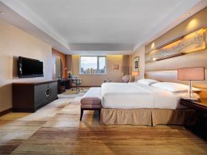 เตียงในห้องที่ Gehua New Century Hotel Beijing