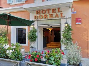 uma entrada do hotel com flores e plantas em frente em Hotel Boréal Nice em Nice