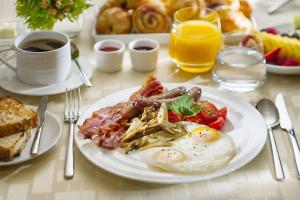 - une table avec un plateau de petit-déjeuner composé d'œufs et de bacon dans l'établissement Guesthouse Durmitor Magic, à Žabljak