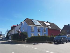 uma casa azul com painéis solares no telhado em The Blue House em Erlangen