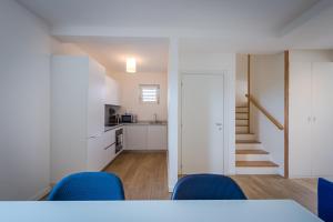 una cucina con tavolo e sedie blu in una stanza di Modern apartment in Lugano a Lugano