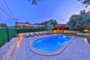 - une piscine dans l'arrière-cour d'une maison dans l'établissement Villa Candan Kaş, à Antalya