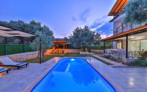 - une piscine dans l'arrière-cour d'une maison dans l'établissement Villa Candan Kaş, à Antalya