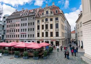 grupa ludzi idących ulicą z budynkami w obiekcie Familienapartment An der Frauenkirche w Dreźnie